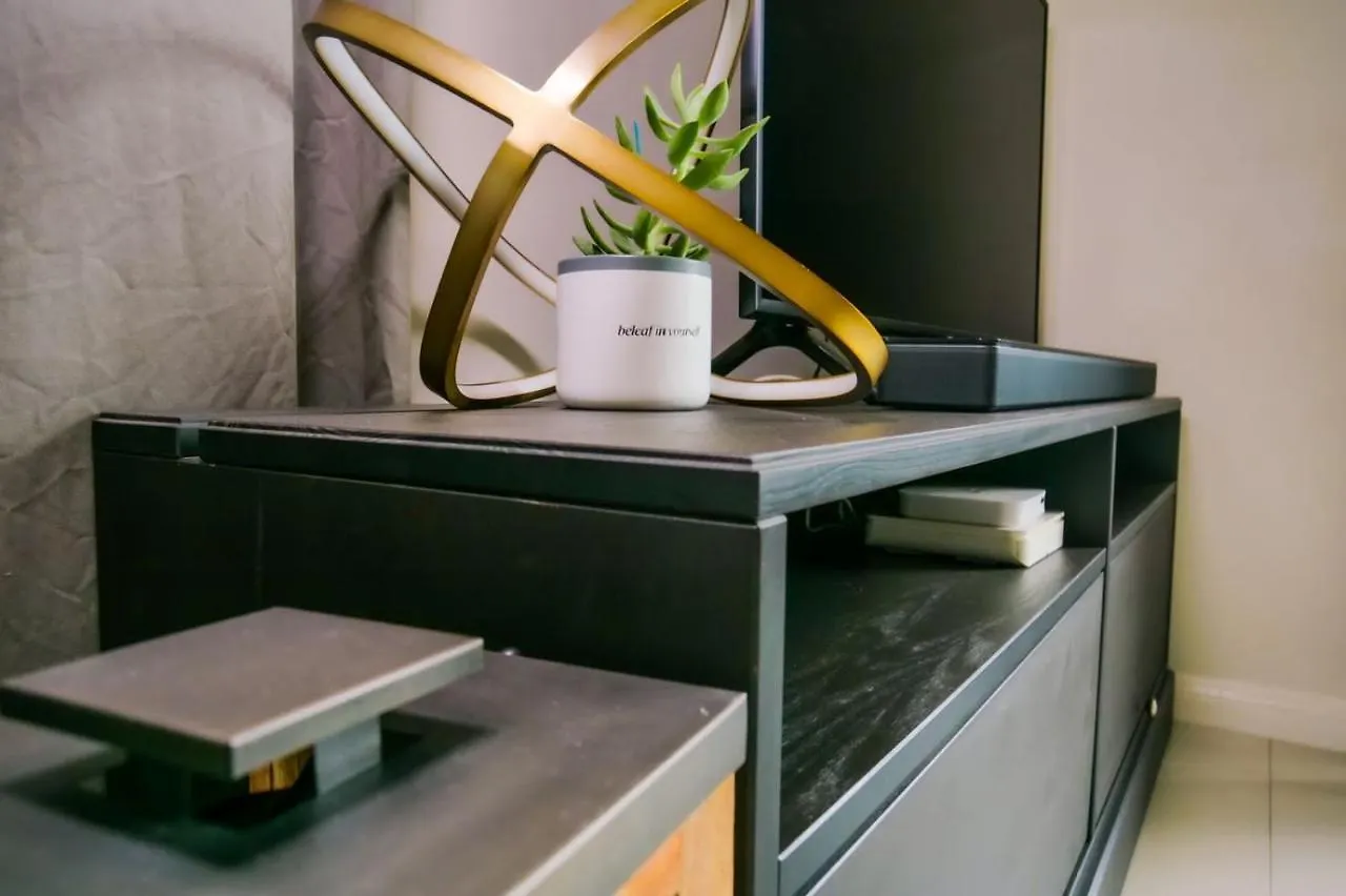 Choose To Be Happy At Ei8Ht! - Super Studios And Penthouse Apartment كينغستون 0*,